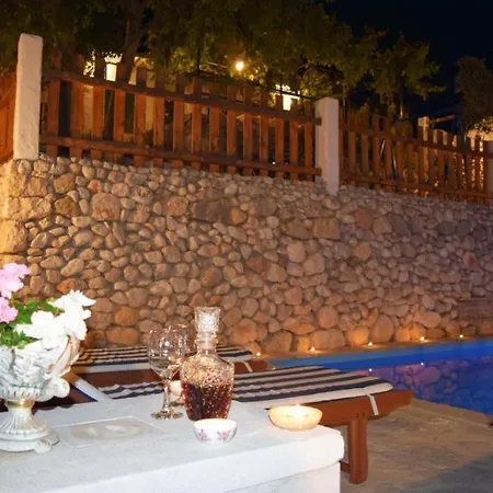 Stone House With Swimming Pool 度假居 *